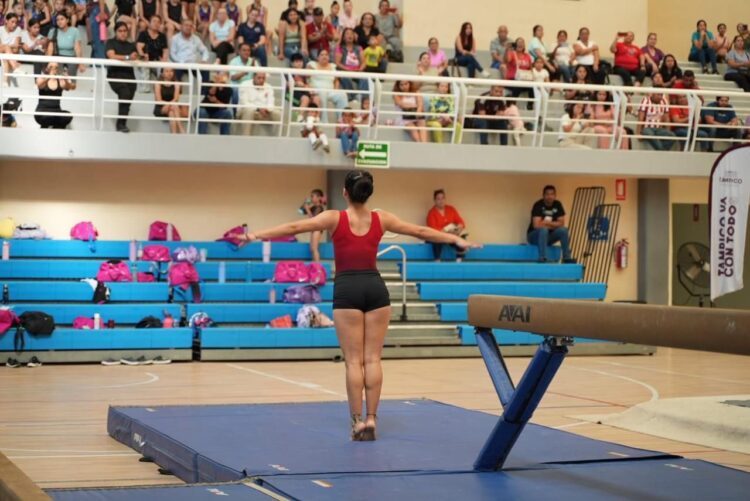 Entrega Gobierno equipo de gimnasia artística a atletas de la Unidad Deportiva Tampico