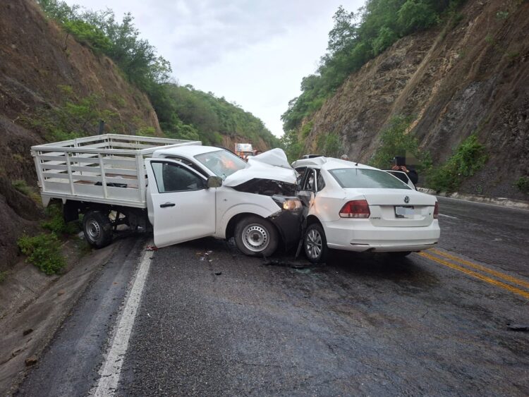 10 personas lesionadas y una más sin vida deja accidente carretero