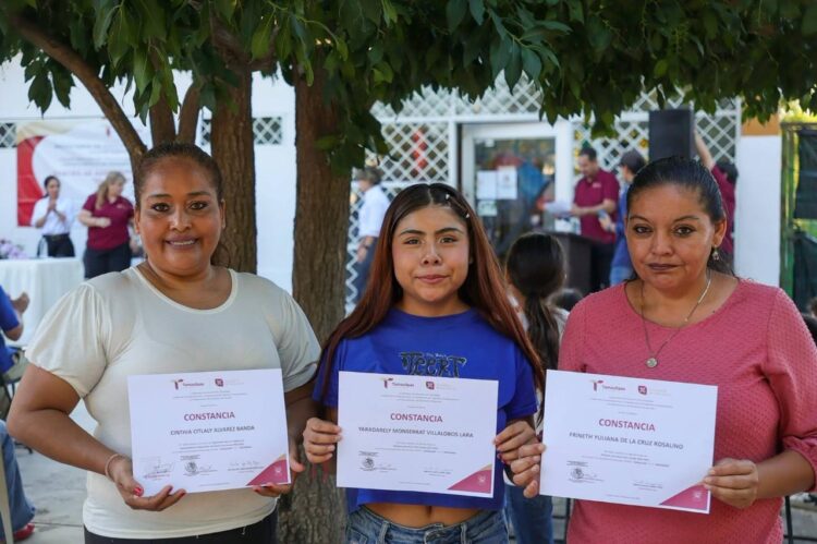 Se gradúan estudiantes del CEDEX en Victoria