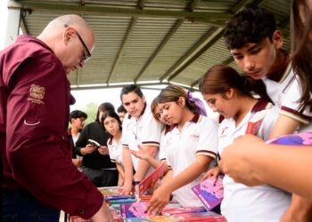 Continúa entrega de libros a jóvenes por parte del ITCA en diversos municipios