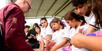 Continúa entrega de libros a jóvenes por parte del ITCA en diversos municipios