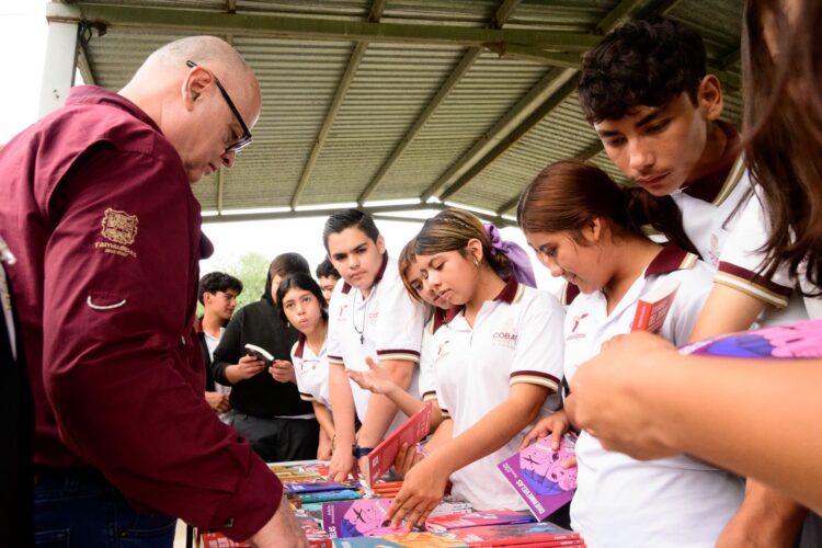 Continúa entrega de libros a jóvenes por parte del ITCA en diversos municipios