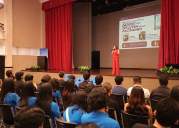 Imparte Magistrada Tania Contreras López conferencia ante estudiantes del ICEST