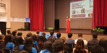 Imparte Magistrada Tania Contreras López conferencia ante estudiantes del ICEST
