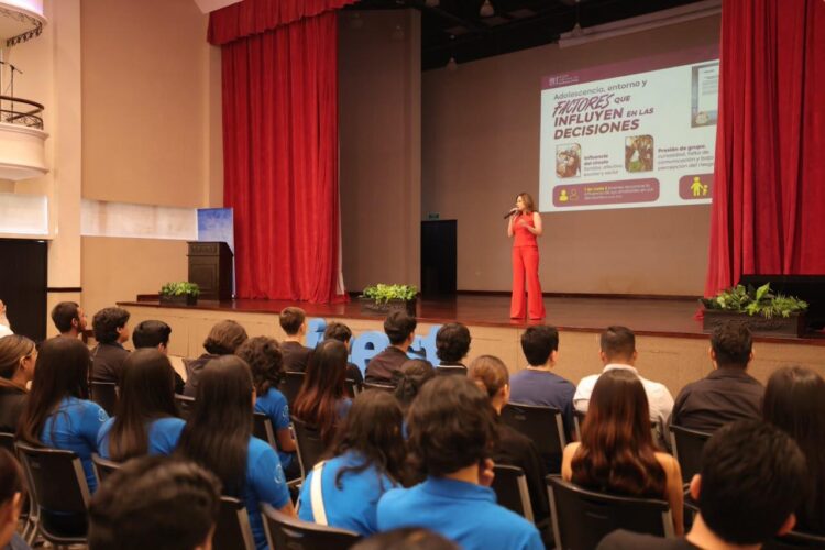 Imparte Magistrada Tania Contreras López conferencia ante estudiantes del ICEST